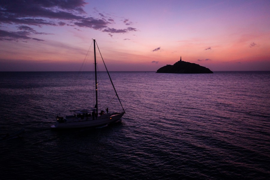 Atardecer desde un barco en la Bahía de Santa Marta