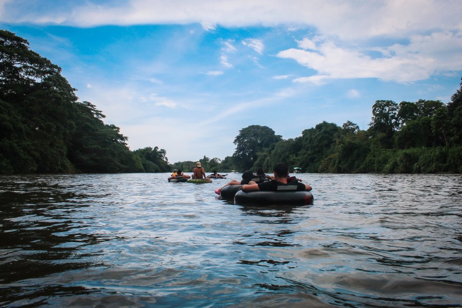 Persona relajada en el Río Palomino haciendo tubing