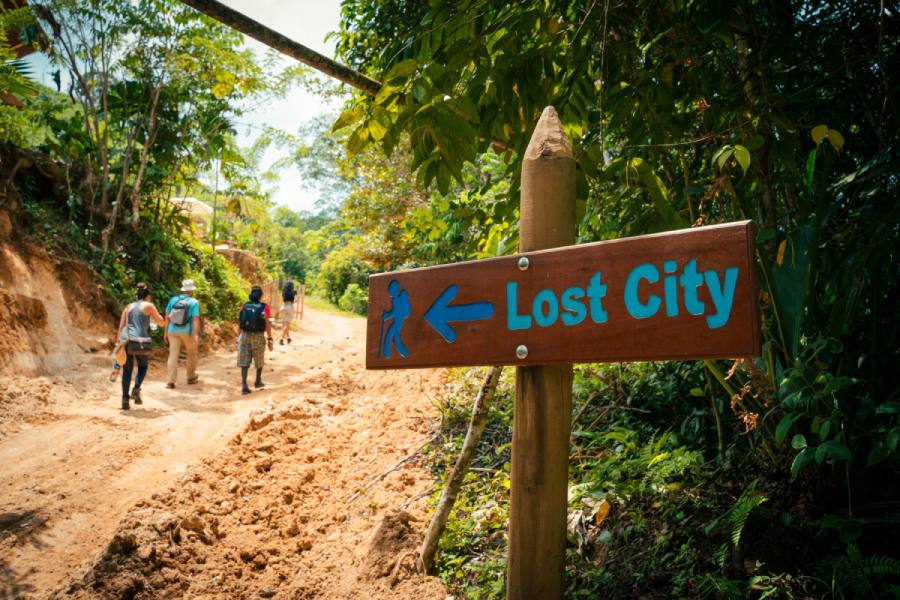 Letrero de Ciudad Perdida dirigiendo el camino