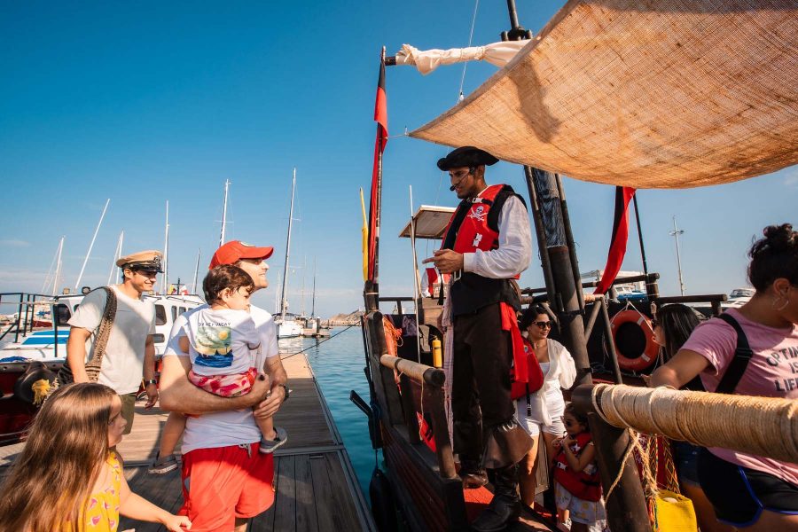 Padre con su hijo subiendo al Barco Pirata de Visit Santa Marta