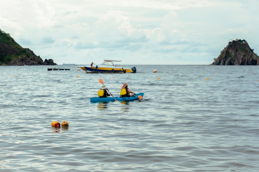 Personas haciendo actividad de Kayak en Playa Blanca, Santa Marta, Colombia
