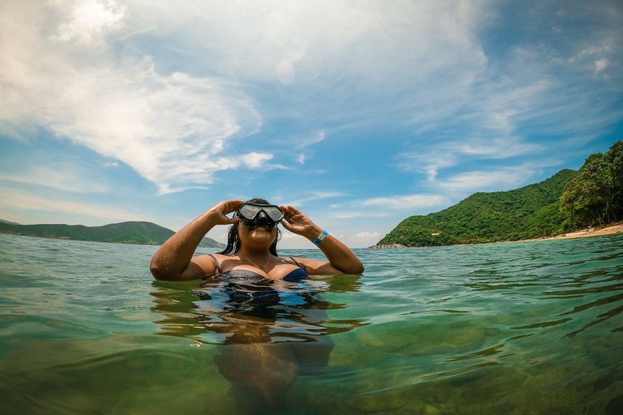 Mujer con careta para hacer snorkel en Santa Marta, Colombia