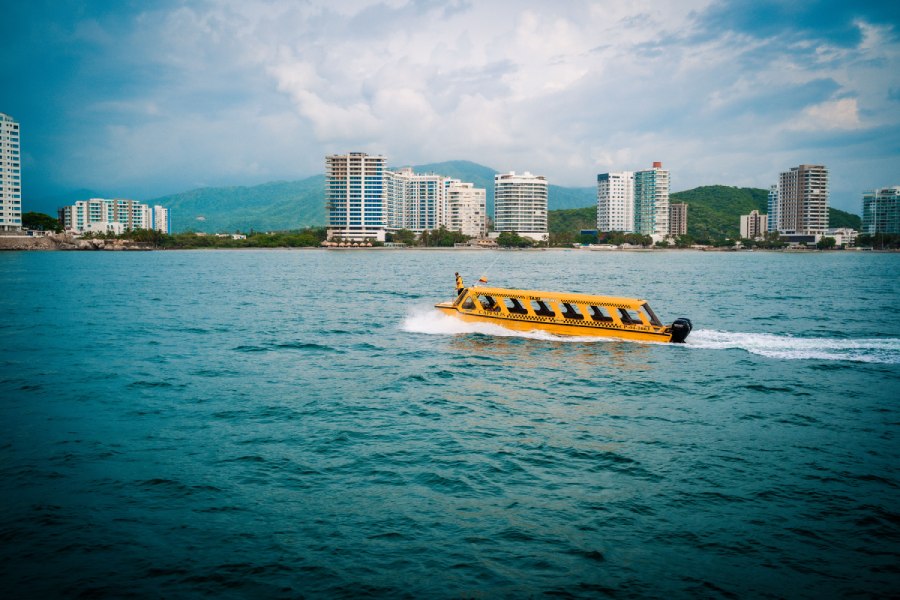 Transporte marítimo de Taximarino navegando por el mar de Santa Marta